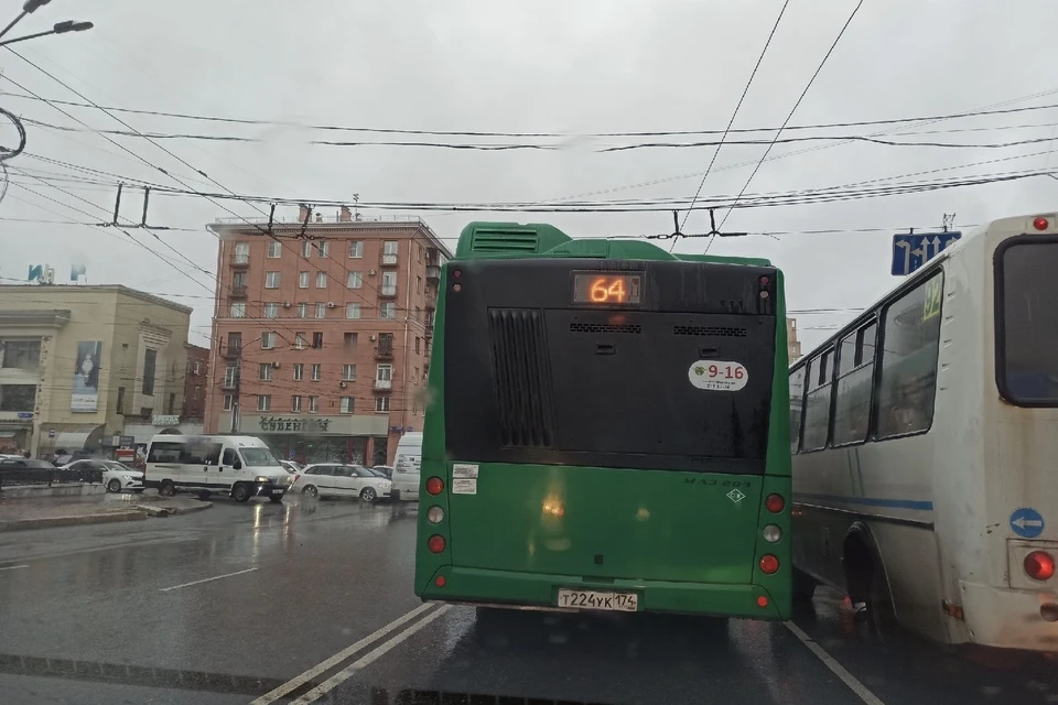 На перекрестке проспекта Ленина и улицы Свободы образовалась пробка из-за сломанного светофора