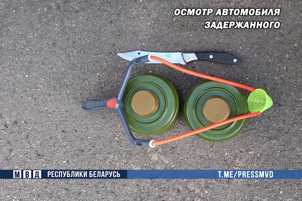 Помимо петард, шашек, балаклав, силовики обнаружили фильтры от противогазов, нож и рогатку. Скрин видео: МВД Беларуси