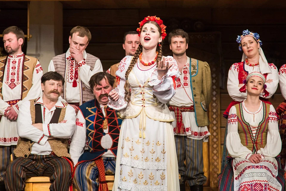 «Купаловский всегда будет Купаловским, неважно - на сцене или без нее». Актеры - о 100-летии театра.