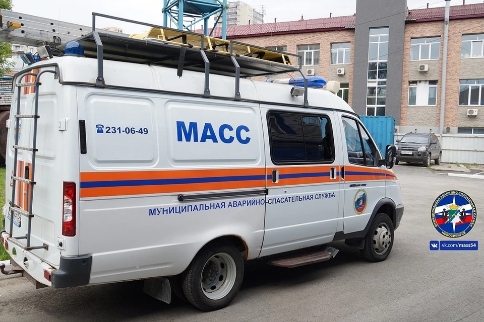 Мужчина ночью разговаривал по телефону на балконе. Фото: спасатели МАСС.