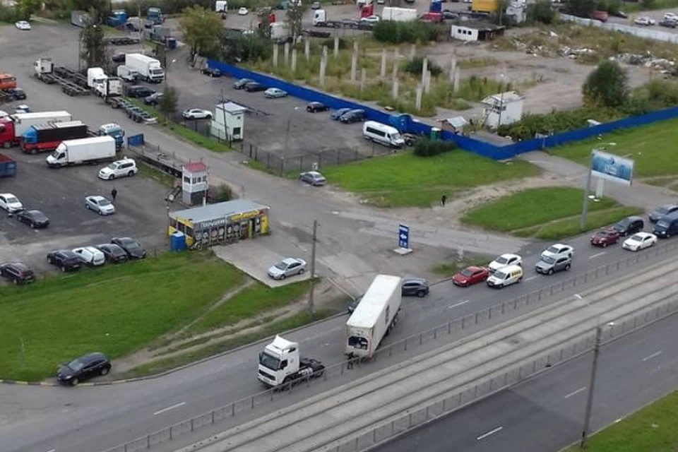 Полуприцеп перекрыл движение по улице Маршала Казакова