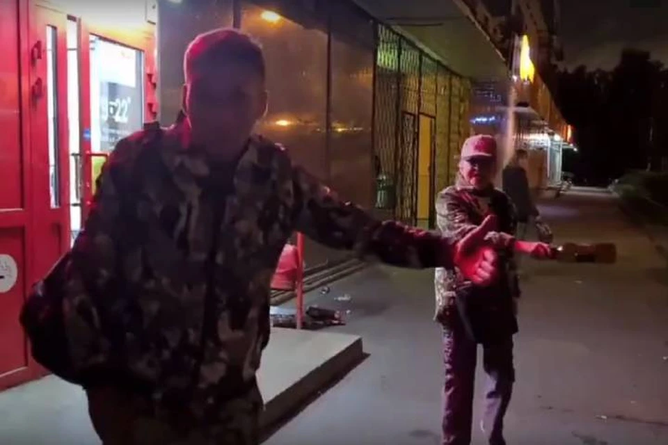 Пьяный мужчина с матерью избили собаку в Петербурге