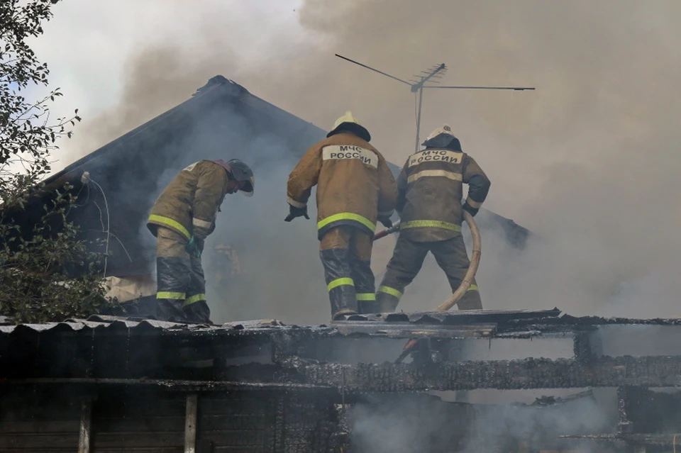 В Смоленске сотрудники МЧС спасли трехквартирный дом от огня