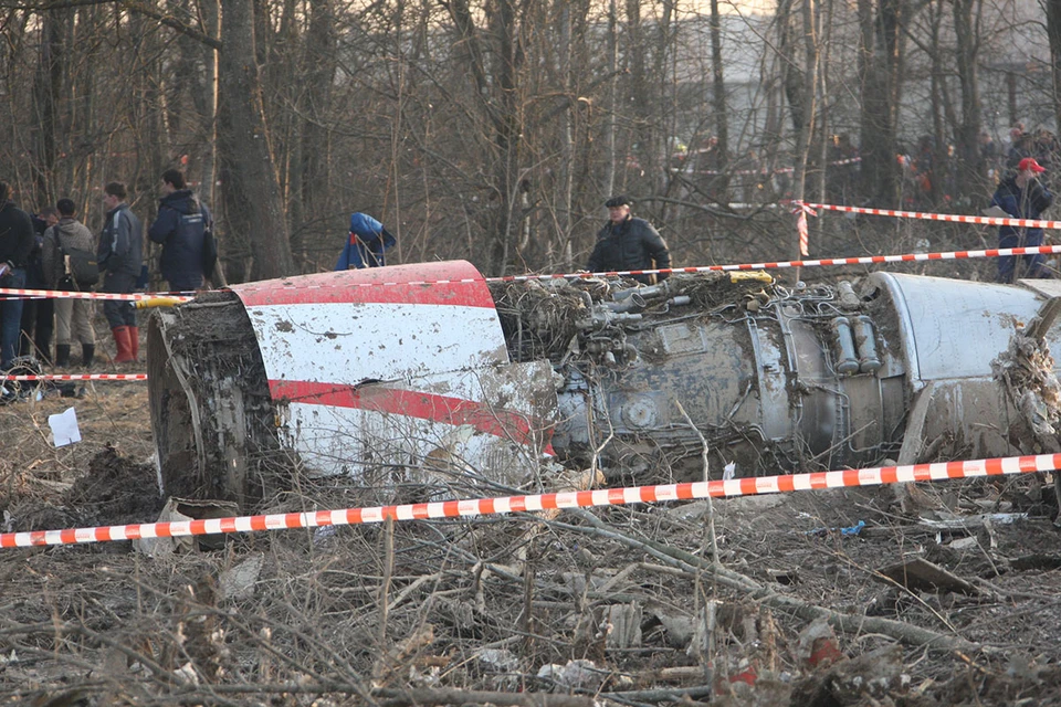 Генеральная прокуратура Польши заявила, что намерена добиваться ареста трех российских авиадиспетчеров, дежуривших в аэропорту Смоленск-Северный в апреле 2010 года, в день, когда потерпел авиакатастрофу польский борт №1.