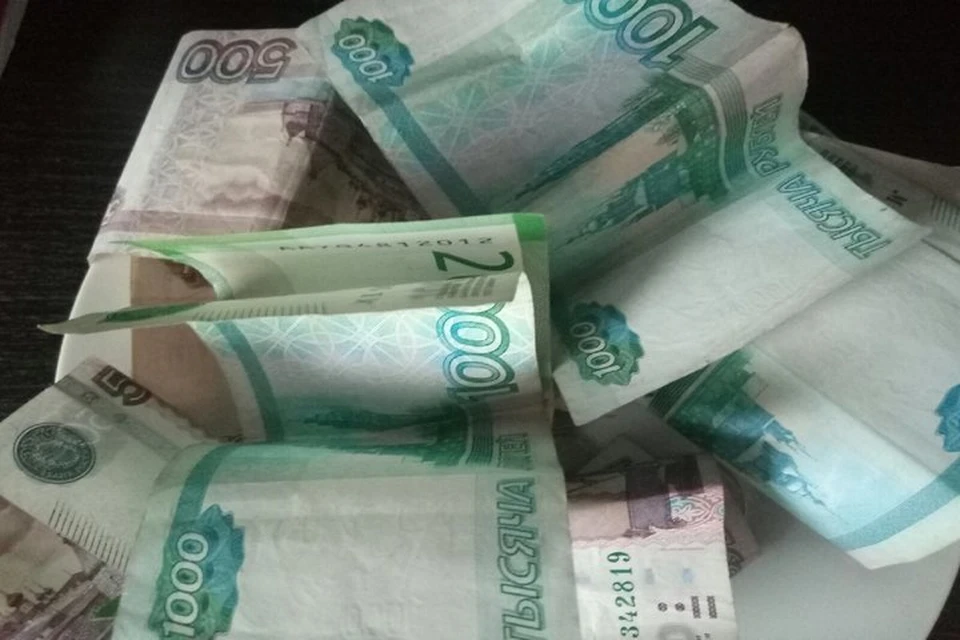 Копилка с деньгами стояла на подоконнике.