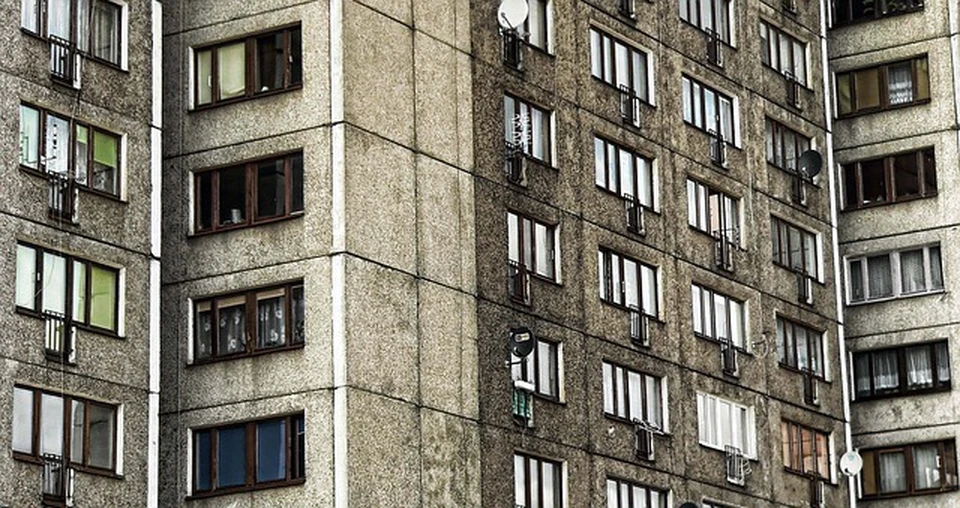 В Сургутском районе злоумышленник через окно проник в квартиру