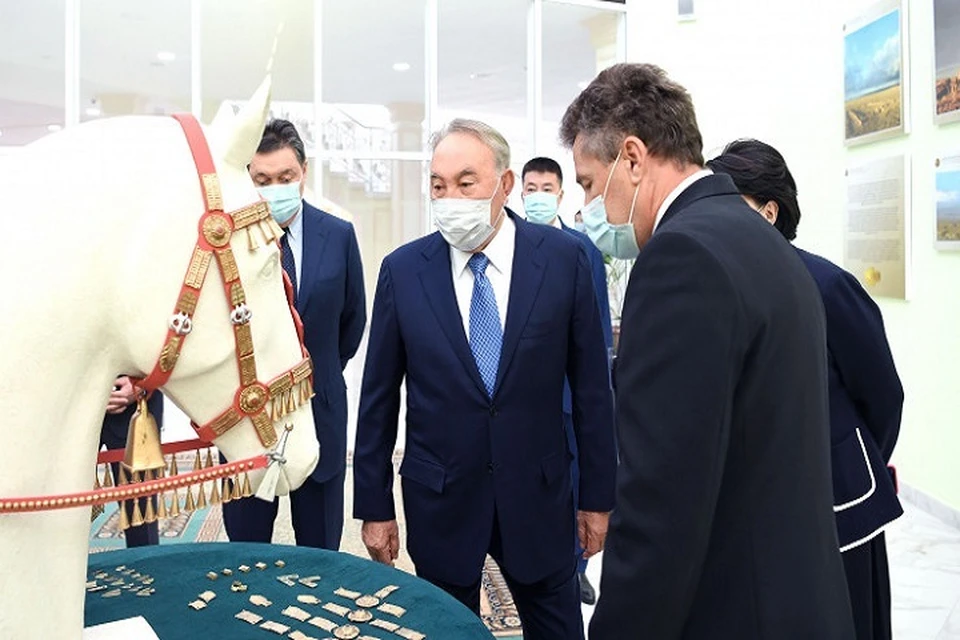 Елбасы ознакомился с экспонатами музея, посвященными жизни и творчеству Кекилбаева.