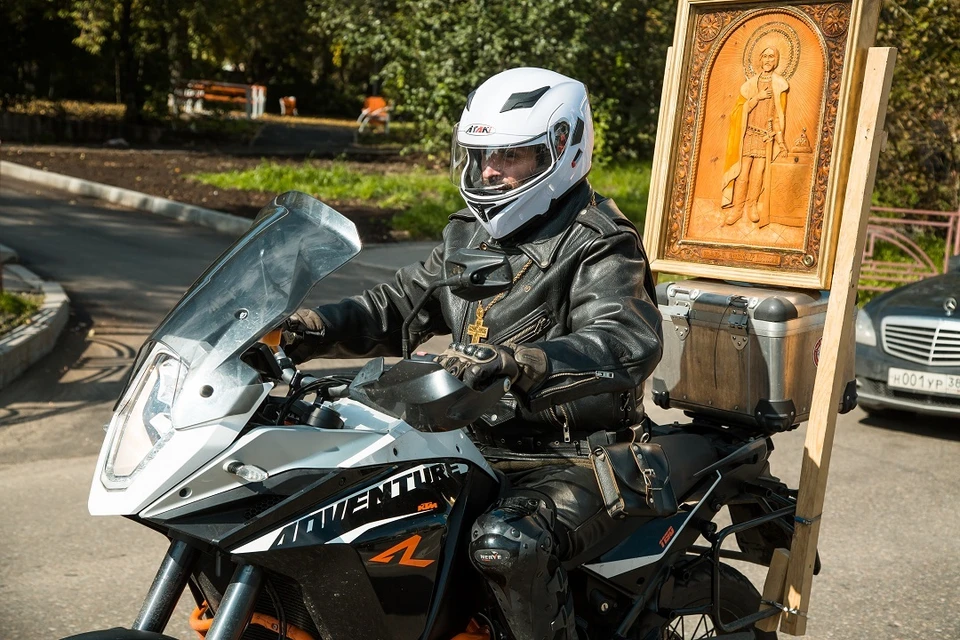 Крестный ход на мотоциклах: икона и мощи святого Александра Невского, хоругви, во главе колонны священник. Фото: Ксения ОСАДЧАЯ