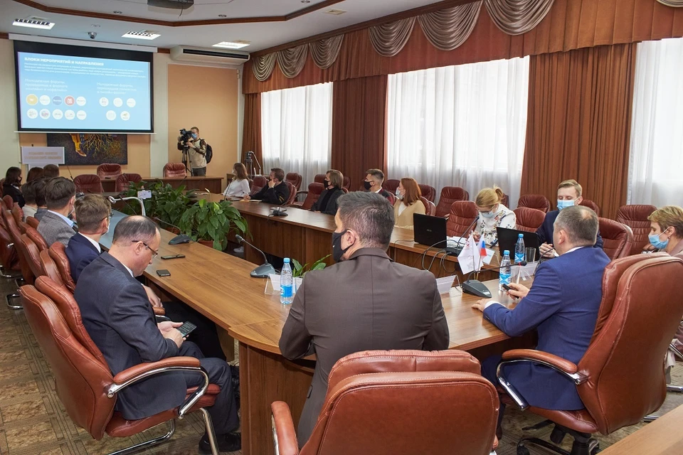 Встреча прошла в формате круглого стола. Фото: пресс-служба Уральского института управления