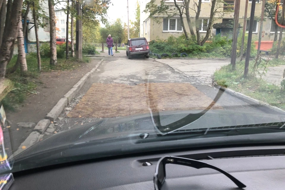 Черный белый список апатиты. Заслонивший дорогу. Чем прикрывают провода на улице на асфальте.