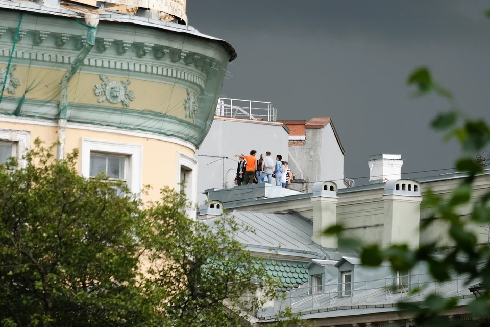 Прогулки по петербургским крышам - известный аттракцион.