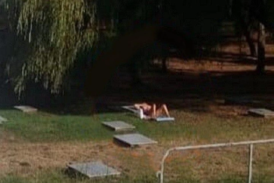 Солнечные ванны женщина принимала, лежа прямо на надгробии. Фото: vk.com/dtpsochi