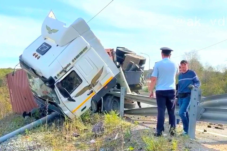MAZ на трассе «Патрокл-Седанка» попал в аварию. Скриншот видео: Instagram-паблика ak_vdk
