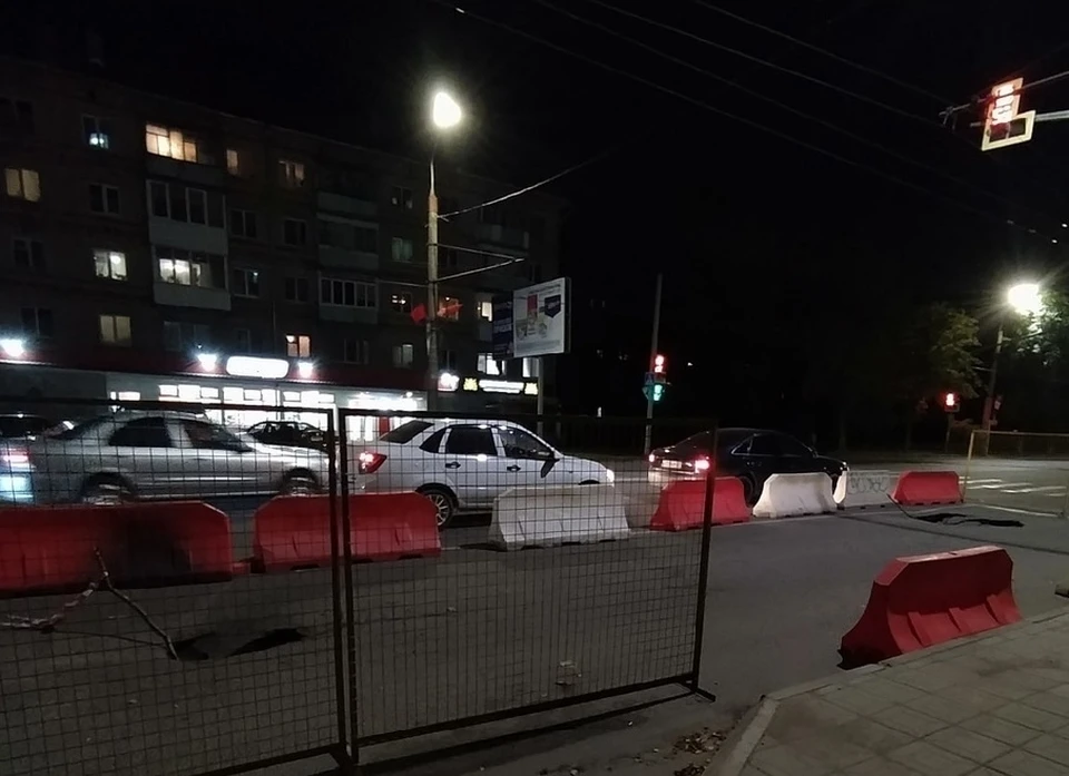 Асфальт провалился в двух местах на улице Нормандия-Неман в Смоленске. Фото: "Подслушано Смоленск" ВКонтакте.