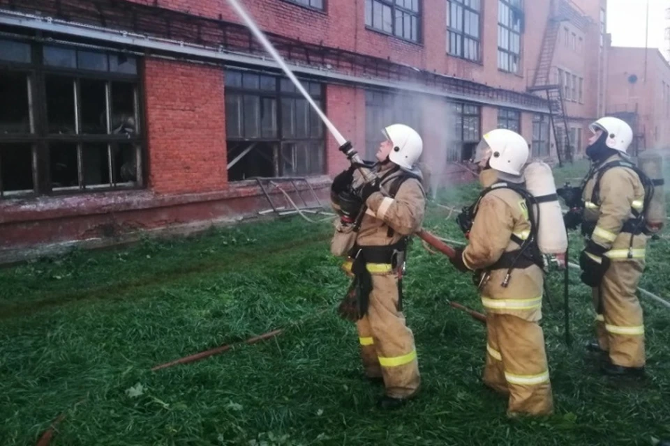 120 человек тушили пожар на заводе «Азот» в Кемерове. Фото: ГУ МЧС России по Кемеровской области