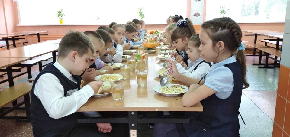 Судя по отзывам, многое из предложенного меню дети едят с аппетитом. Фото: пресс-служба правительства Амурской области