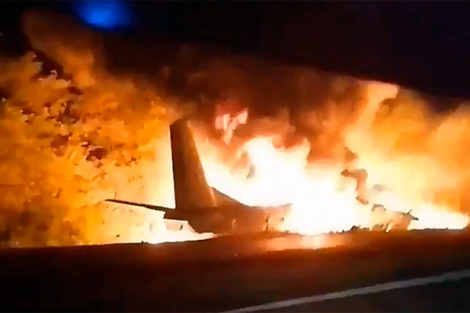 На месте крушения самолета начался крупный пожар.