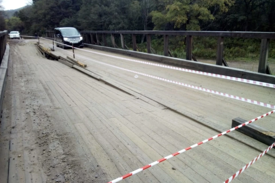 Владельцы лесовоза уже пообещали восстановить мост за свой счет. Фото: "Примавтодор"