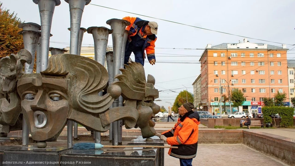 Фонтан готовят к зиме. Фото: сайт горадминистации Рязани.