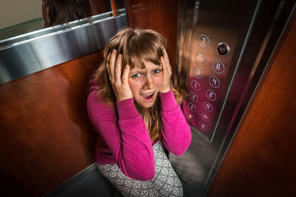 В лифте и так страшно, а тут еще и COVID-19. Кстати, одиночество в кабине не гарантирует безопасность.