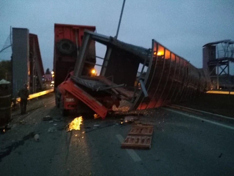 Водитель грузовика погиб. Фото: администрация Екатеринбурга