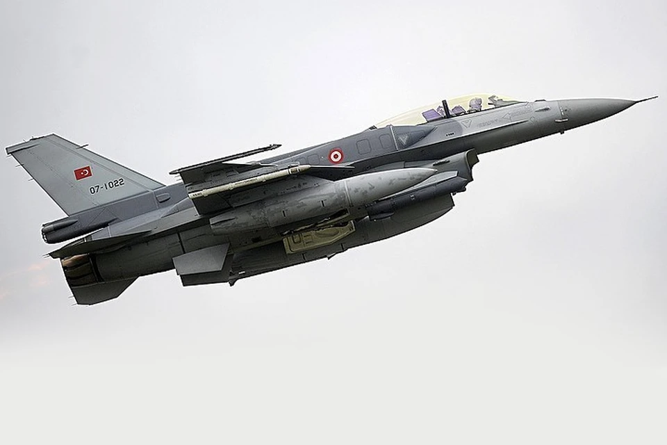 Истребитель F-16 турецких ВВС в небе. Фото: Ingo Wagner, DPA/TASS