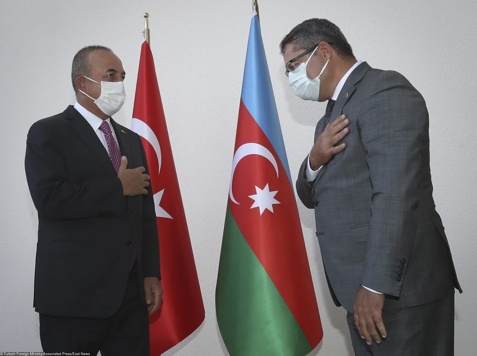 Министр иностранных дел Турции Мевлют Чавушоглу (слева) и посол Азербайджана в Турции.