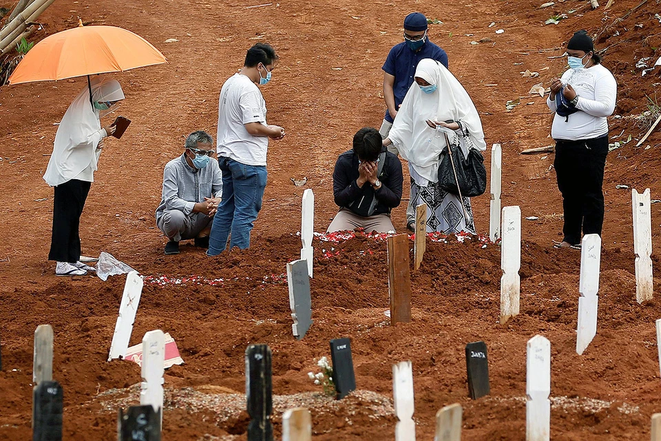 Похороны жертвы коронавируса в Джакарте, Индонезия.