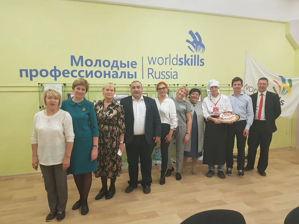 Торт достался жителям Златоуста. Фото: Максим Пекарский / Vk.com