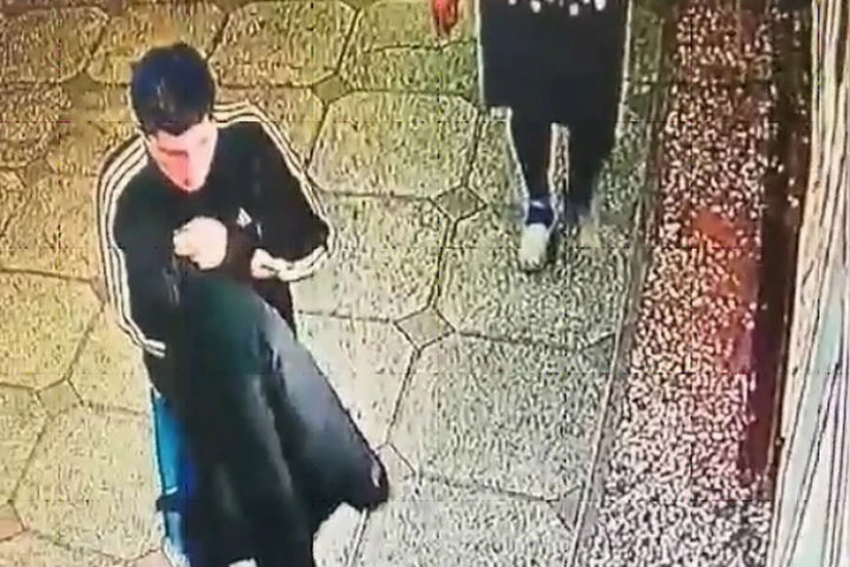 Подозреваемый в краже денег с карты пенсионерки попал на видео.