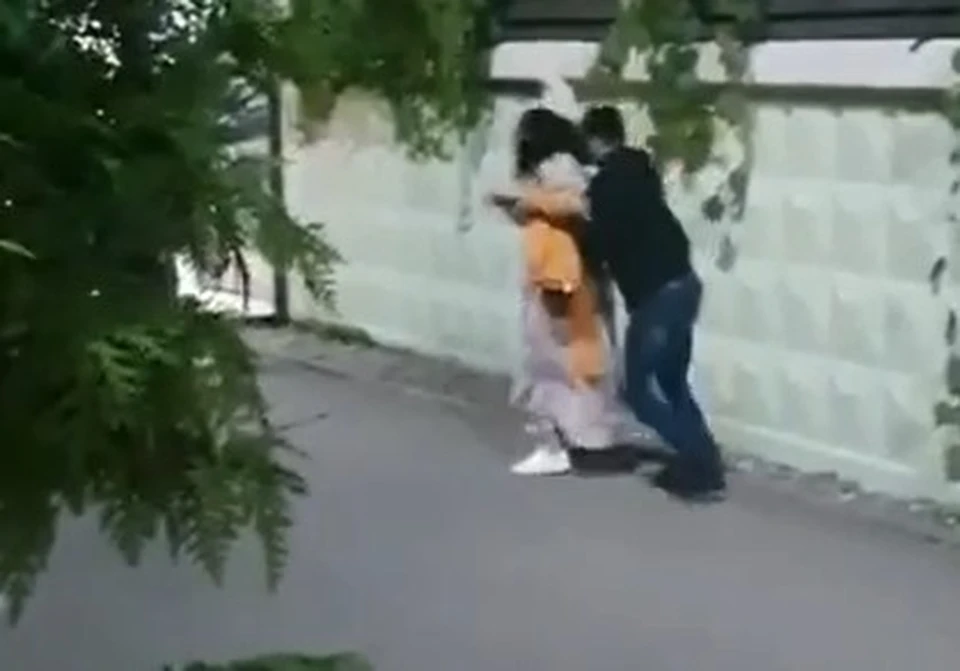 Мужчина избил женщину в Сочи. Фото: кадр из видео