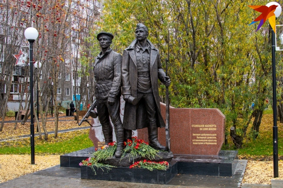 Памятник создал заполярный скульптор Александр Арсентьев.