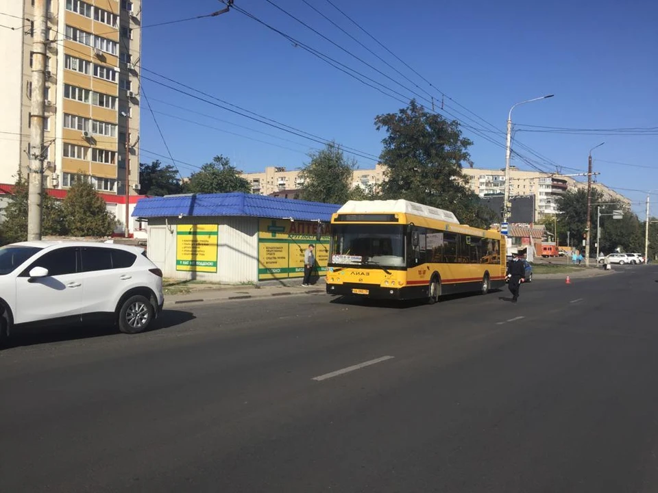 Мужчина разжал дверь автобуса руками и выпал на улицу. Фото: пресс-служба ГИБДД по Ростовской области