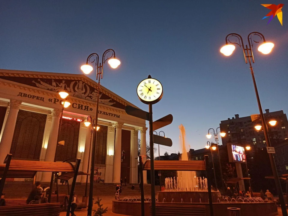 Часы на площади Ленина в Саратове