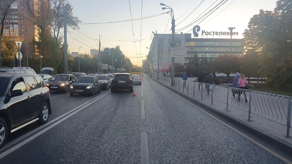 Девушка переходила дорогу в неположенном месте. Фото - ГУ МВД России по Самарской области