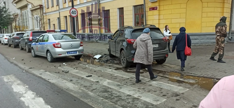 Внедорожник вылетел на тротуар в центре Красноярска. Фото: ЧП - Красноярск.