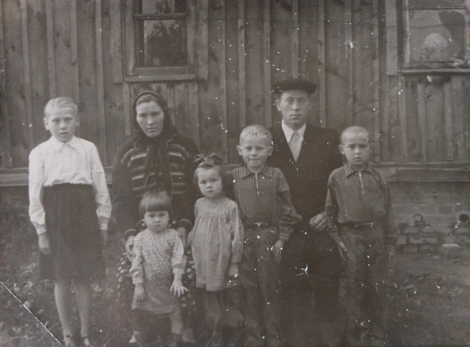 Елизавета и Петр Шишкины с детьми в Лесном.