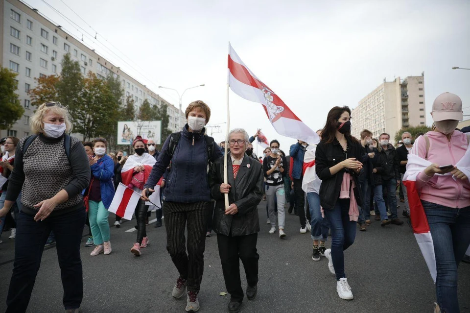Участники воскресного шествия оппозиции в Минске.