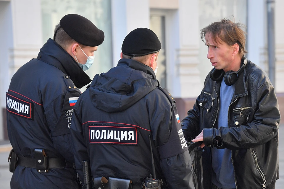 С коронавирусом в столице борются всеми возможными способами - от удаленки и приостановки соцкарт до рейдов и штрафов