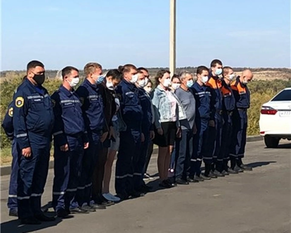 Священники принесли в часть икону Пресвятой Богородицы «Неопалимая Купина». Фото: департамент по предупреждению и ликвидации чрезвычайных ситуаций