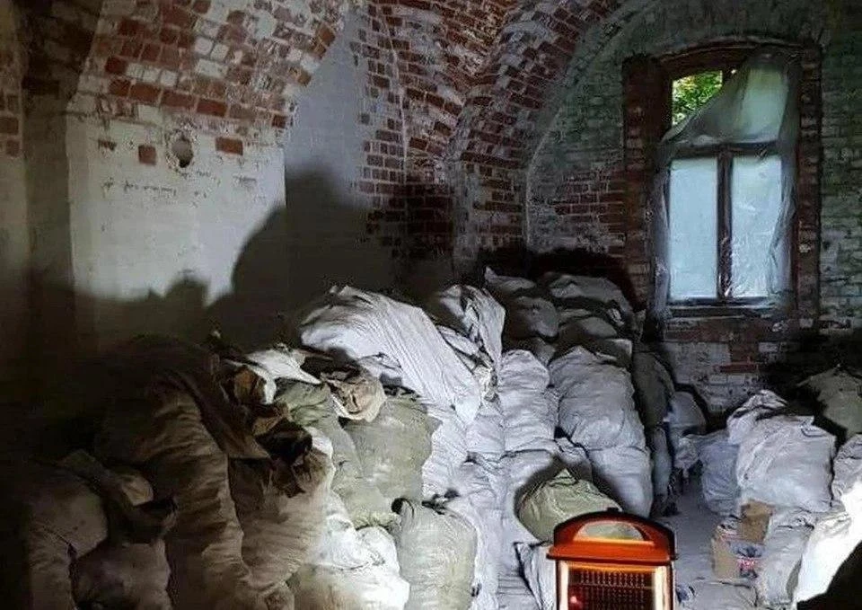Вот в таком виде мешки с человеческими останками хранятся в помещениях форта № 1.