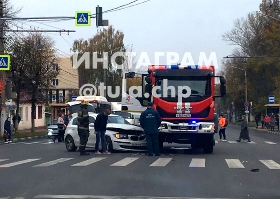 В Туле на перекрестке улиц Болдина и Орловской BMW не уступил дорогу пожарным