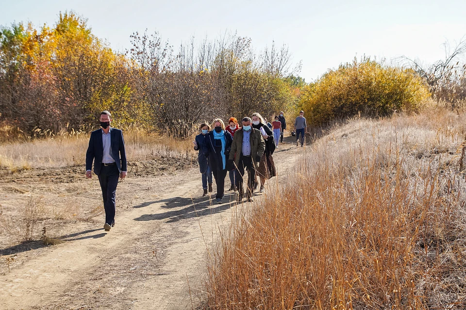 Члены думского Экосовета вместе с жителями поймы осмотрели участки, где высадят новый лес. Фото Волгоградской облдумы.