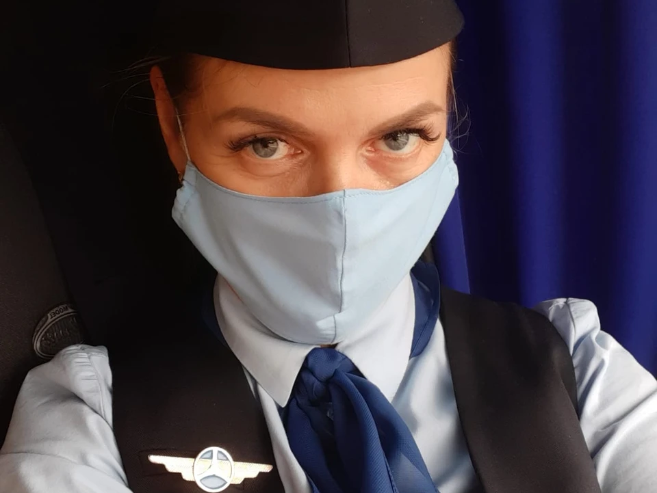 Омский кондуктор Наталья Перешивка выглядит, как настоящая стюардесса.