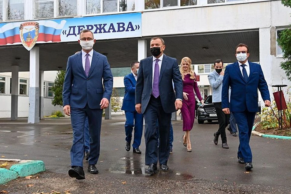 Заместитель председателя Правительства РФ Юрий Борисов (в центре) и губернатор Калужской области Владислав Шапша (слева) познакомились с системой комплексной безопасности в обнинском лицее. Фото: Инстаграм Владислава ШАПШИ