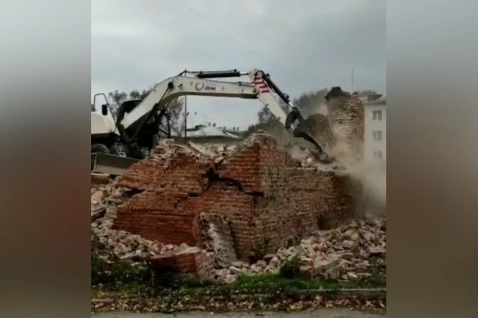 Опасное здание снесли в Кемерове. ФОТО: кадр видео со странице Ильи Середюка в Инстаграм