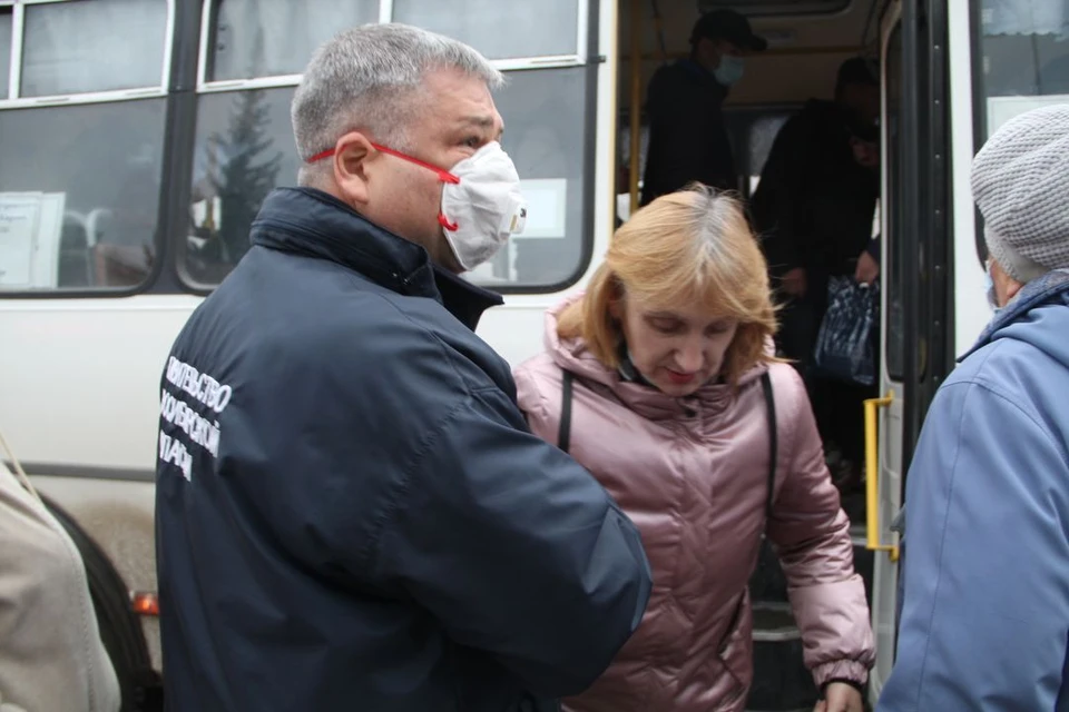 На рейдах чиновники уговаривают нарушителей надевать маски. Фото: Правительство Новосибирской области.