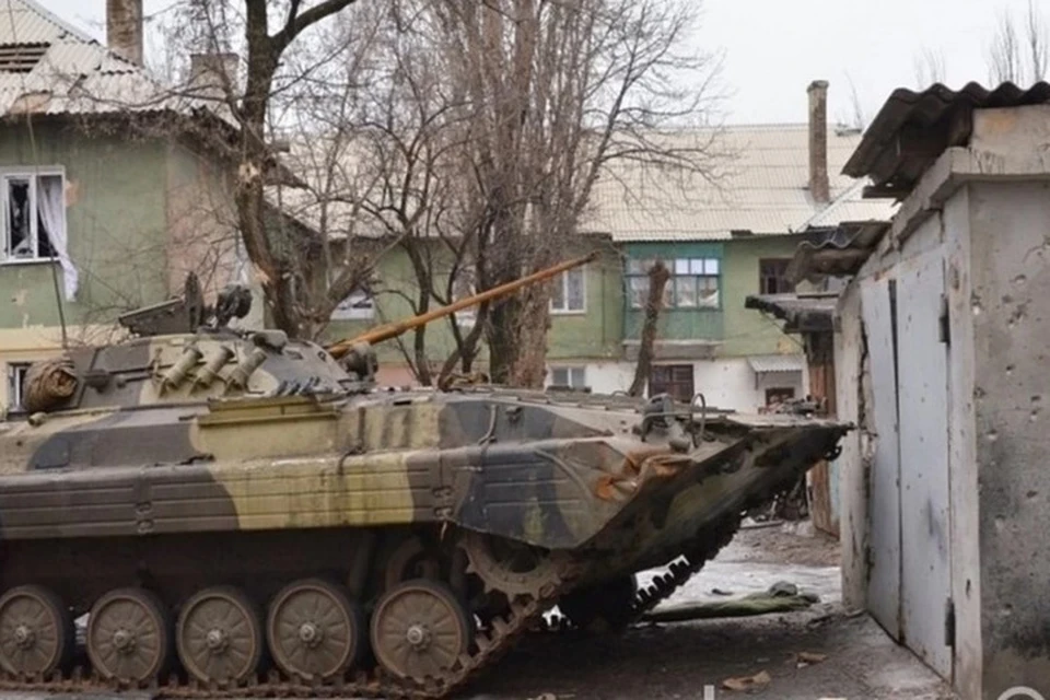 В Донбассе украинские боевики пригнали в жилые районы зенитный ракетный комплекс и бронетехнику. Фото: ВКонтакте