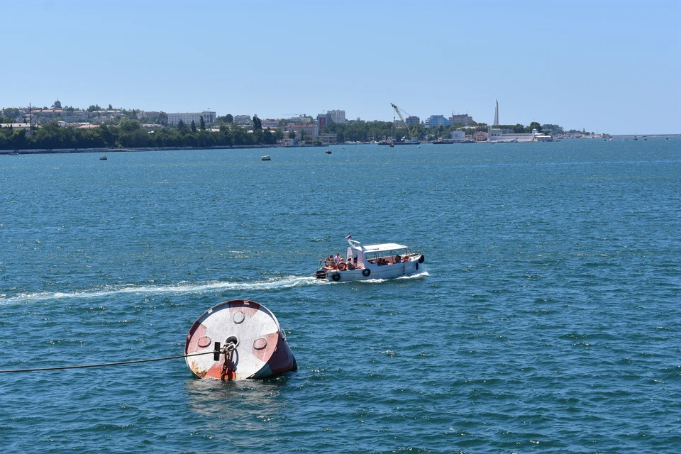 У берегов Севастополя температура морской воды варьируется от 19 до 21 градуса.