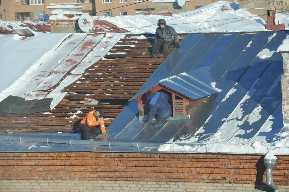 Прокуратура обнаружила, что крыша, стены и потолки в школе не соответствуют нормам, принятым для учебных заведений.